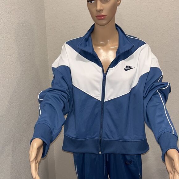 NIKE Sweat suit in excellent condition, like new. - Picture 6 of 12